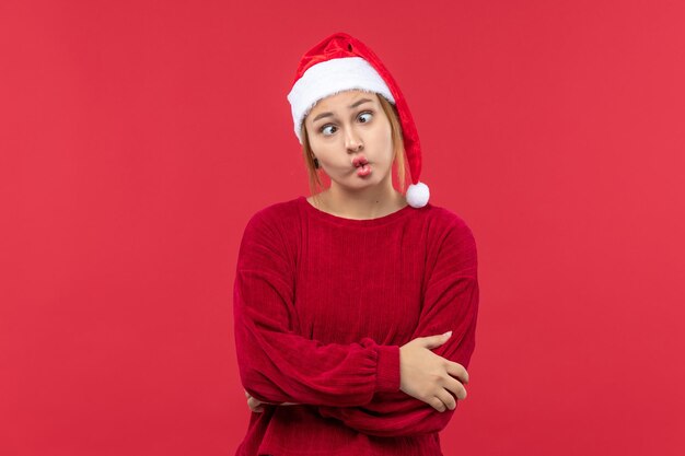 Vista frontal mujer joven con expresión divertida, rojo vacaciones de Navidad