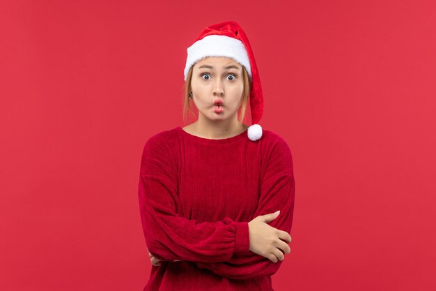 Vista frontal mujer joven con expresión divertida, rojo vacaciones de Navidad