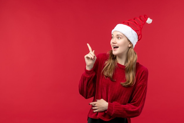 Vista frontal mujer joven con expresión emocionada, vacaciones de Navidad