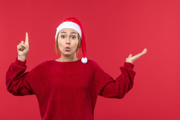 Vista frontal mujer joven con expresión de pensamiento, rojo vacaciones Navidad