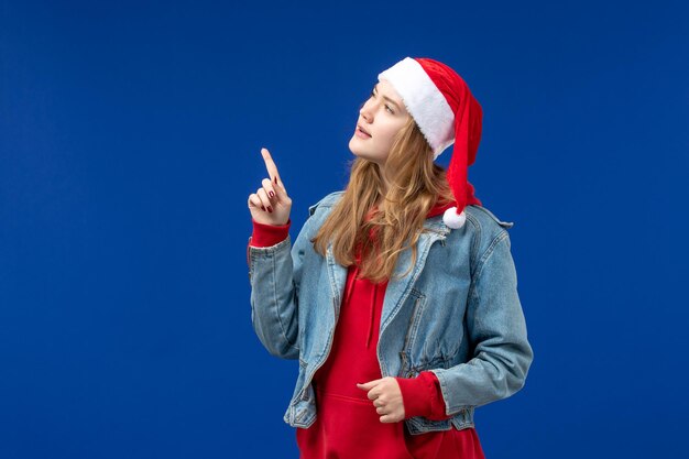 Vista frontal mujer joven con expresión de pensamiento, vacaciones de navidad navidad