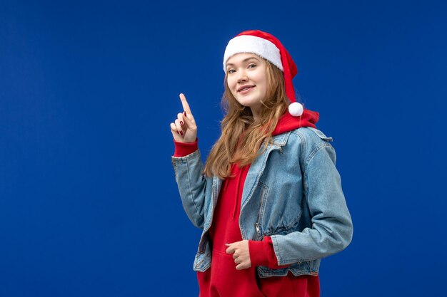 Vista frontal mujer joven con expresión sonriente, vacaciones de navidad navidad