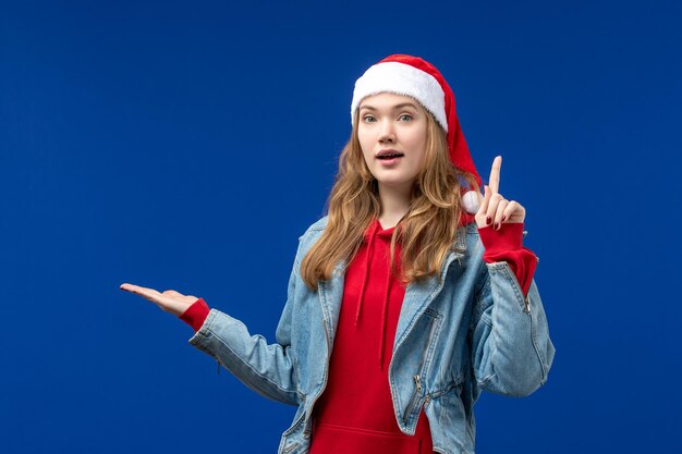 Vista frontal mujer joven con expresión de sorpresa, color de emociones navideñas