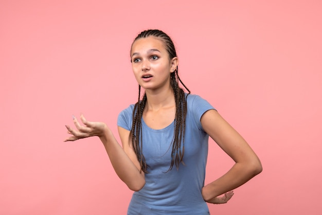 Vista frontal de la mujer joven hablando con alguien en rosa