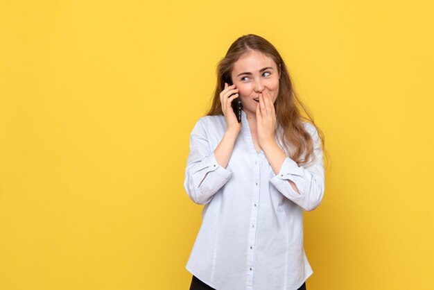 Vista frontal, de, mujer joven, hablar teléfono