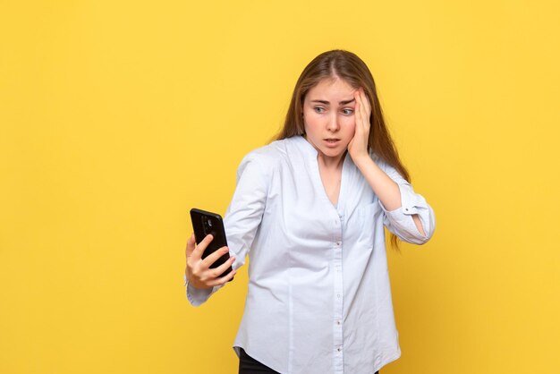 Vista frontal, de, mujer joven, hablar teléfono