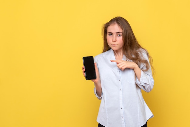 Vista frontal, de, mujer joven, hablar teléfono