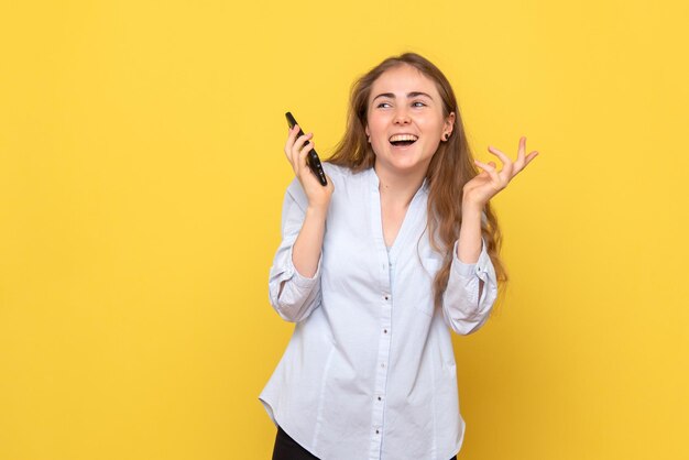 Vista frontal, de, mujer joven, hablar teléfono