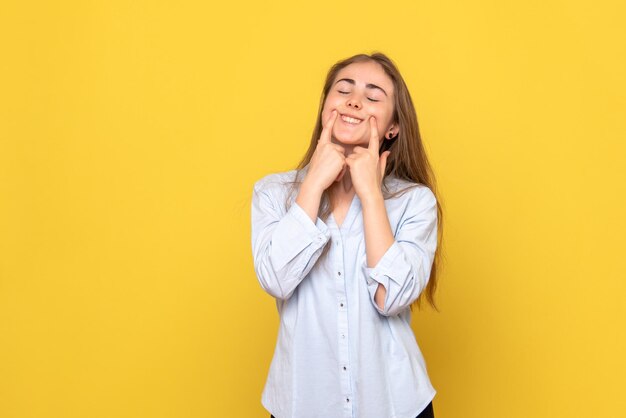 Vista frontal de la mujer joven haciéndose sonreír