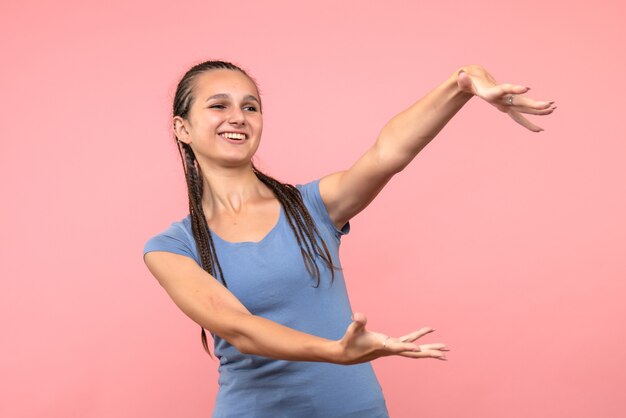 Foto gratuita vista frontal de la mujer joven en la juventud de cabello de modelo de emoción de niña rosa