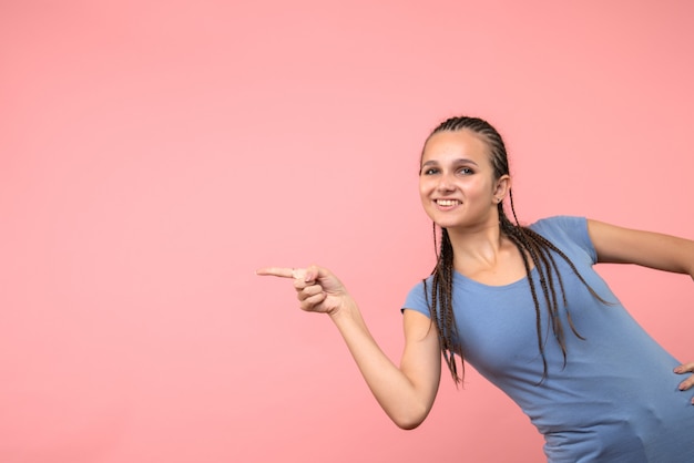 Vista frontal de la mujer joven en la juventud de emociones de niña de cabello rosa modelo