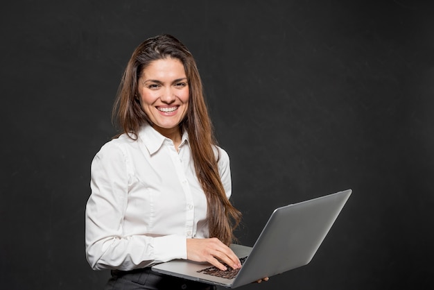 Vista frontal mujer joven con laptop