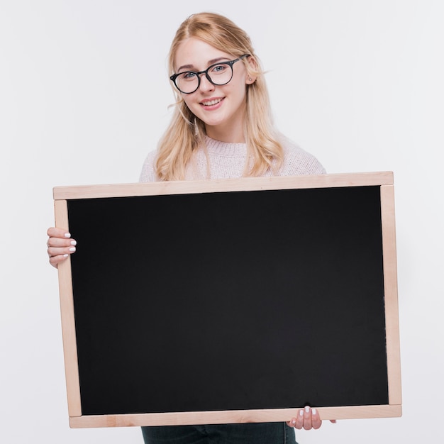 Vista frontal mujer joven con maqueta