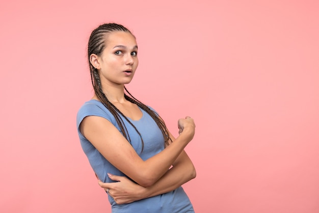 Vista frontal de la mujer joven en el modelo de emoción de niña joven de cabello rosa claro