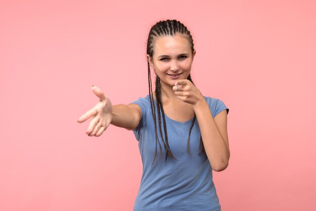 Vista frontal de la mujer joven en el modelo de niña joven de emoción cabello rosado