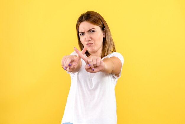 Vista frontal, de, mujer joven, en, pared amarilla