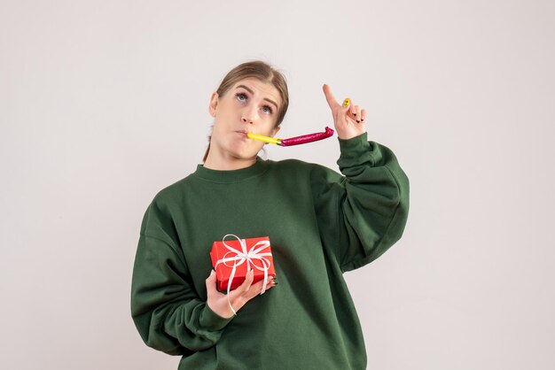 Vista frontal mujer joven con poco presente de Navidad