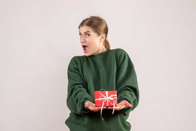 Vista frontal mujer joven con poco presente de Navidad