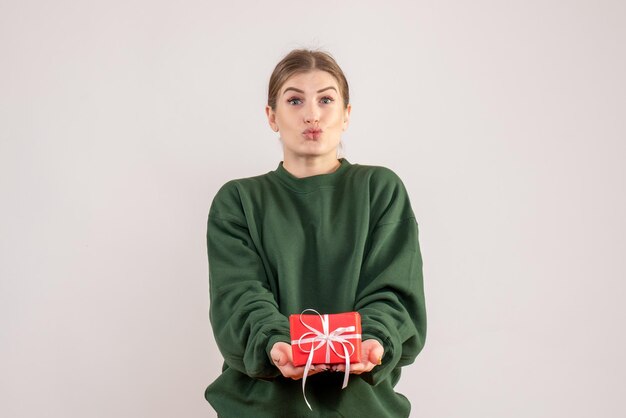 Vista frontal mujer joven con poco presente de Navidad