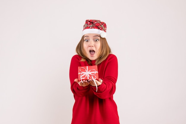 Vista frontal mujer joven con poco presente de Navidad