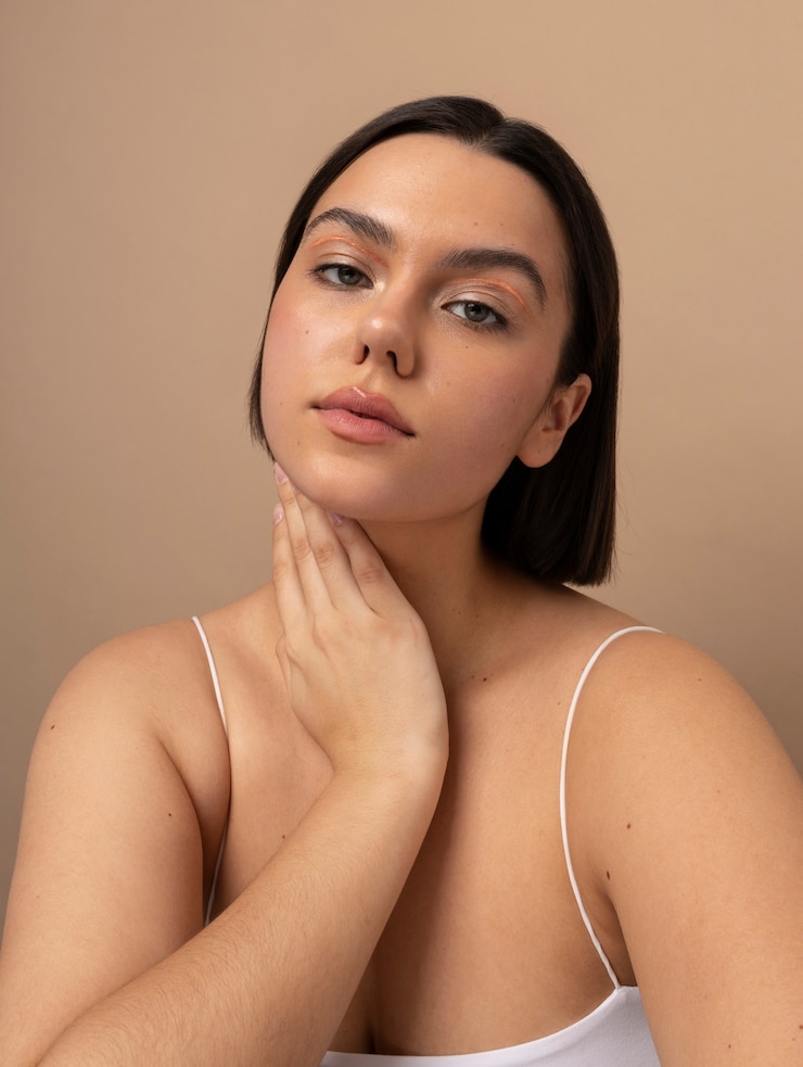 Foto gratuito vista frontal mujer joven posando en estudio