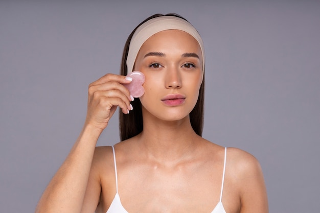 Foto gratuita vista frontal mujer joven posando en estudio