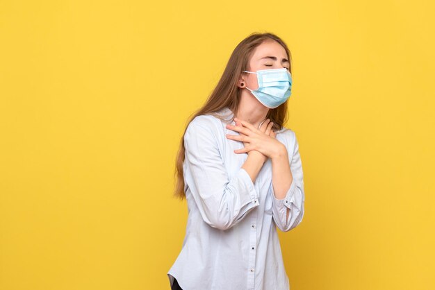 Vista frontal de la mujer joven con problemas respiratorios