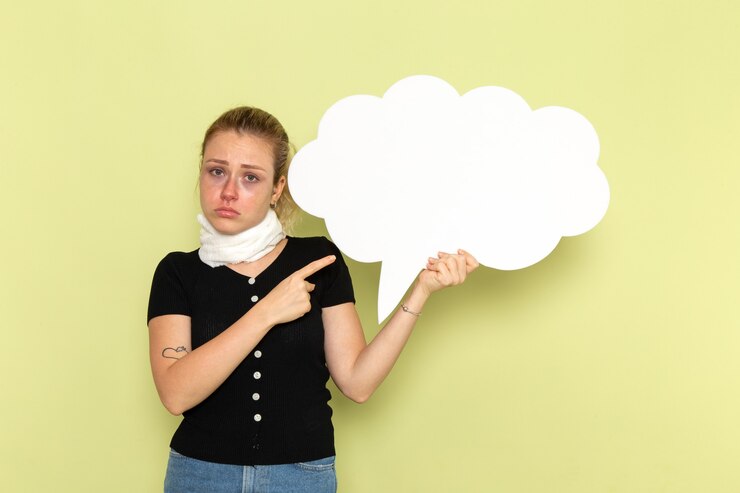 Foto gratuito vista frontal de la mujer joven que se siente muy enferma y enferma con un enorme cartel blanco en la pared verde enfermedad medicina salud enfermedad