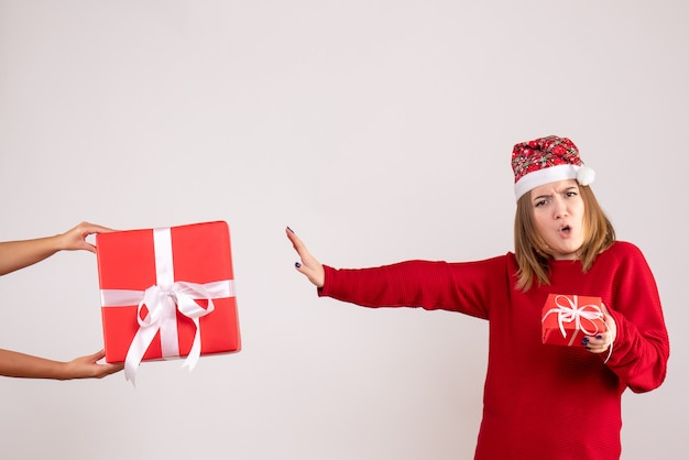 Vista frontal mujer joven rechazando otro regalo de Navidad de mujer