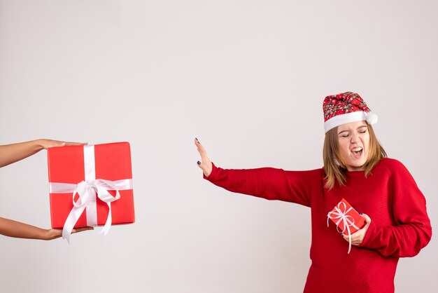 Vista frontal mujer joven rechazando otro regalo de Navidad de mujer