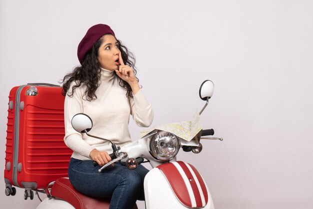 Vista frontal mujer joven sentada en bicicleta sobre fondo blanco carretera motocicleta vehículo ciudad color vacaciones mujer