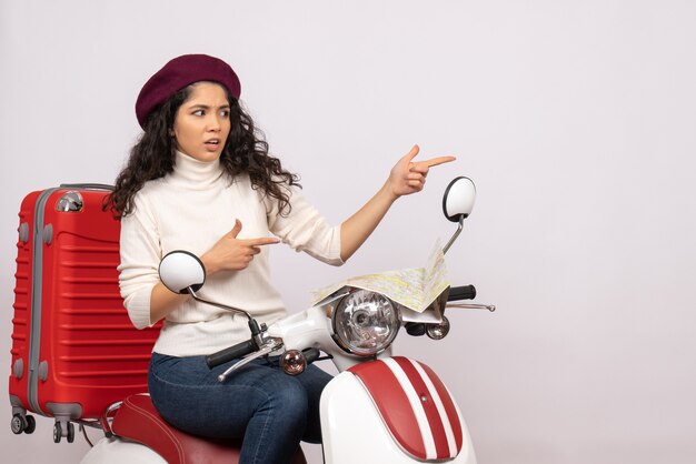 Vista frontal mujer joven sentada en bicicleta sobre fondo blanco carretera motocicleta vehículo ciudad vacaciones mujer