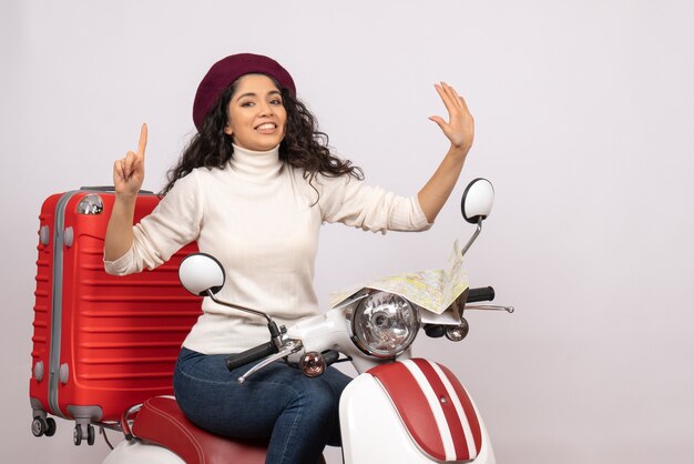 Vista frontal mujer joven sentada en bicicleta sobre fondo blanco color carretera motocicleta vehículo vacaciones mujer ciudad