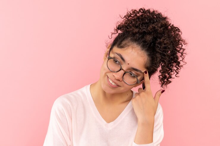Foto gratuito vista frontal de la mujer joven soñando en piso rosa niña modelo emoción belleza