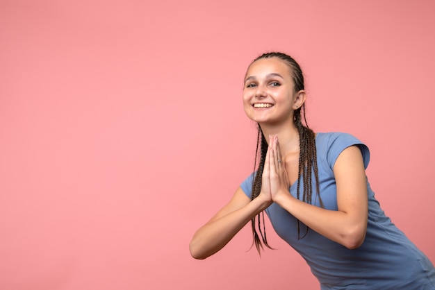 Foto gratuita vista frontal de la mujer joven sonriendo en rosa claro