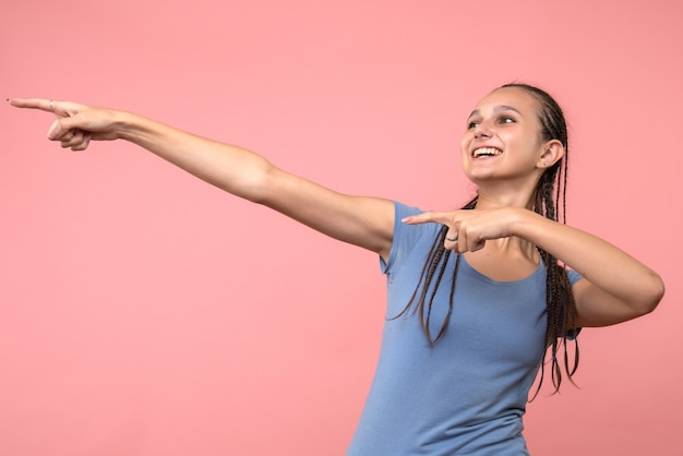 Foto gratuita vista frontal de la mujer joven sonriendo en rosa