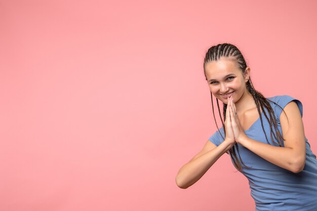 Foto gratuita vista frontal de la mujer joven sonriendo en rosa