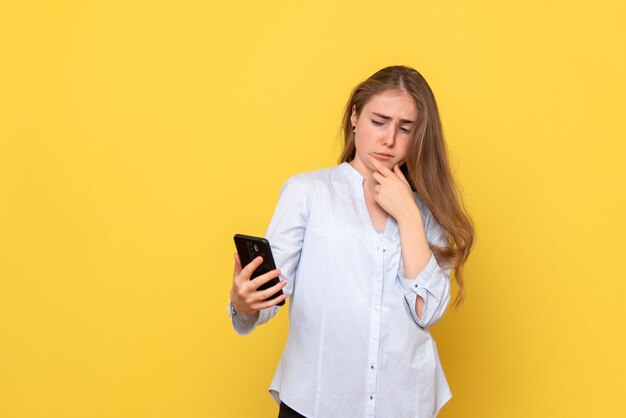 Vista frontal, de, mujer joven, tenencia, teléfono