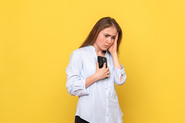 Vista frontal, de, mujer joven, tenencia, teléfono