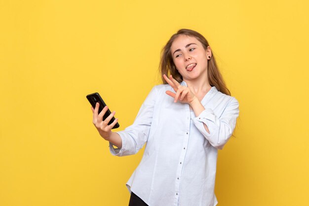 Vista frontal, de, mujer joven, tenencia, teléfono