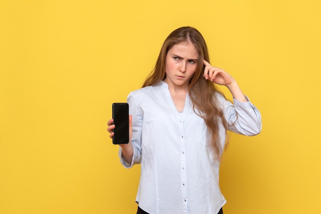 Vista frontal, de, mujer joven, tenencia, teléfono