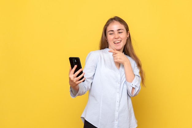 Vista frontal, de, mujer joven, tenencia, teléfono