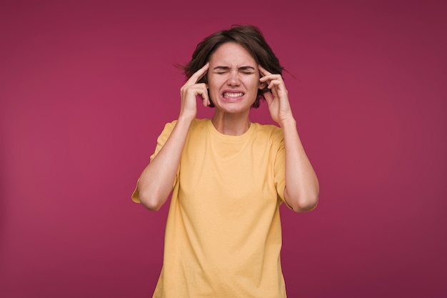 Foto gratuita vista frontal, de, un, mujer joven, teniendo, un, dolor de cabeza