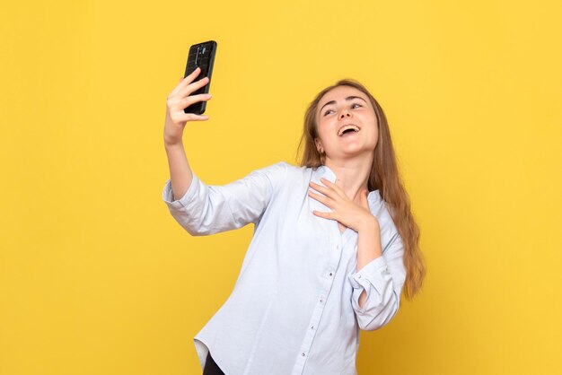 Vista frontal, de, mujer joven, toma, selfie