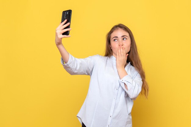 Vista frontal, de, mujer joven, toma, selfie