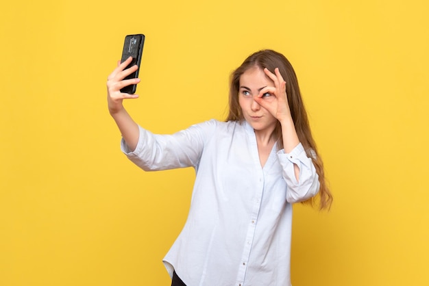 Vista frontal, de, mujer joven, toma, selfie