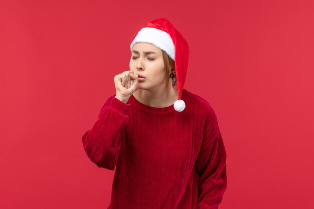 Vista frontal mujer joven tosiendo, vacaciones rojo navidad