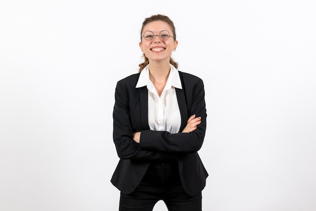 Vista frontal mujer joven en traje clásico estricto posando sobre un fondo blanco trabajo mujer de negocios trabajo traje mujer