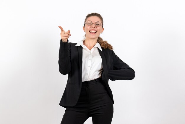 Vista frontal mujer joven en traje clásico estricto sobre fondo blanco claro trabajo de mujer traje de trabajo femenino de negocios