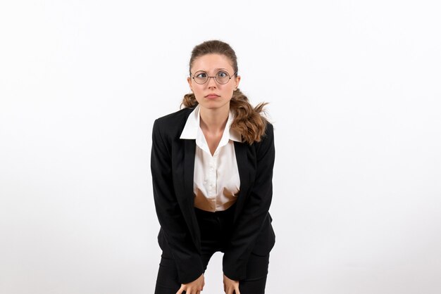 Vista frontal mujer joven en traje clásico estricto sobre fondo blanco trabajo de mujer traje de negocios trabajo femenino